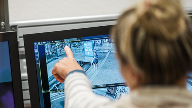 Die Bundespolizei leitete eine Nahbereichsfahndung ein, und parallel wertete die Leitstelle Videoaufzeichnungen vom Bahnsteig aus. (Symbolbild)
