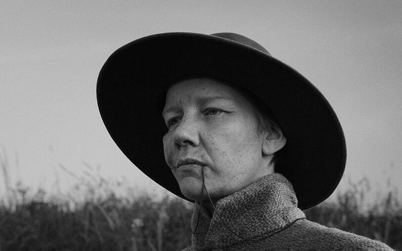 Sandra Hüller wurde bei der Berlinale für ihre Darbietung in "Rose" mit einem Silbernen Bären als beste Hauptdarstellerin ausgezeichnet. Sandra Hüller wurde bei der Berlinale für ihre Darbietung in "Rose" mit einem Silbernen Bären als beste Hauptdarstellerin ausgezeichnet.