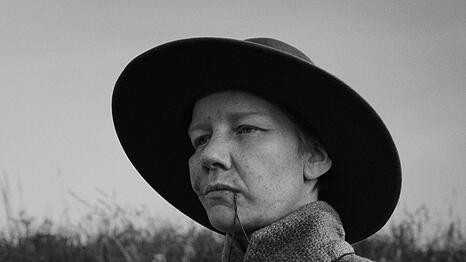 Sandra H&uuml;ller wurde bei der Berlinale f&uuml;r ihre Darbietung in "Rose" mit einem Silbernen B&auml;ren als beste Hauptdarstellerin ausgezeichnet.