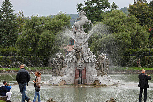 Seit Mittwoch wieder zu sehen: die berühmte Skulpturengruppe von Ferdinand Tietz im Veitshöchheimer Rokokogarten.