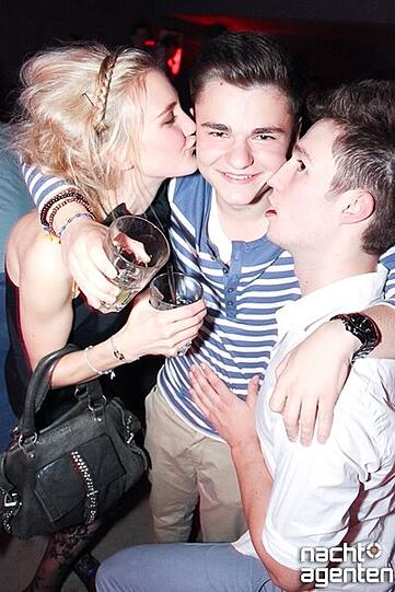 "Miss Mobilee" im Harry Klein brachte die Clubber in Knutschstimmung. Mehr Bilder unter: www.nachtagenten.de