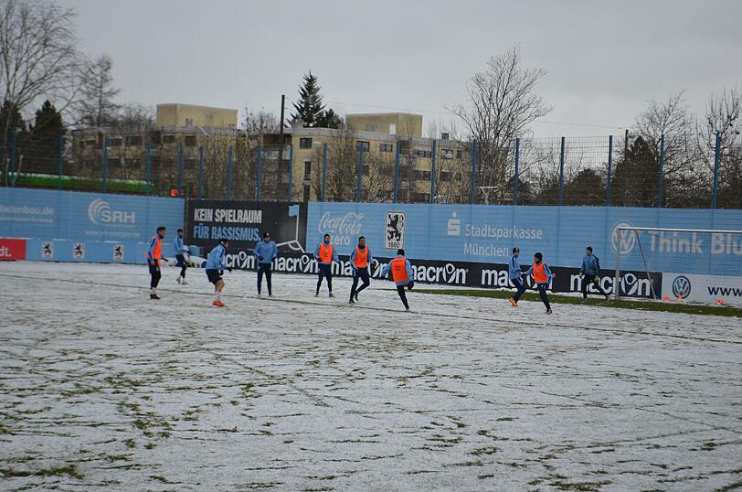 Die Löwen im Schnee: Der TSV 1860 musste am Freitag vor Beginn des Trainingslagers auf weißem - und nicht wie gewohnt auf grünem - Untergrund trainieren.