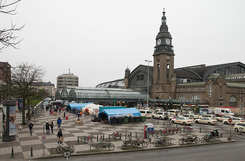 Bei einem Brand in einem Hotel am Hamburger Hauptbahnhof ist ein Mann ums Leben gekommen.