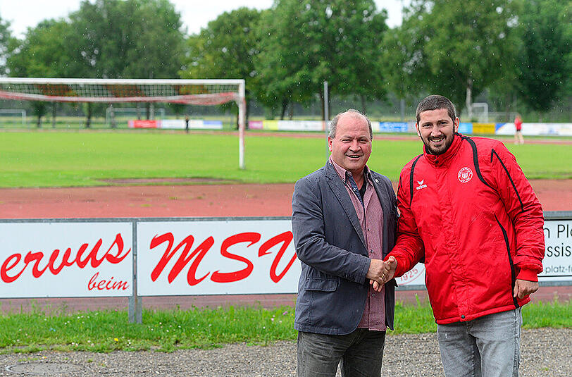 Engagement per Handschlag besiegelt: Der Vorsitzende des SV Mering, Georg Resch, mit Mering-Trainer und Löwenprofi Sascha Mölders (r.).