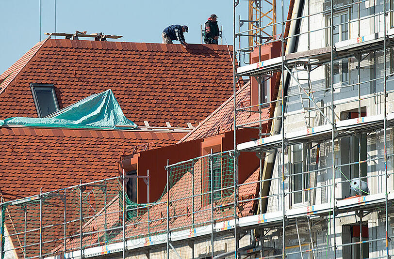 Eine Baustelle in Regensburg: Ein Ex-Professor soll Studenten bei seinem Hausbau beschäftigt haben. (Archivbild)