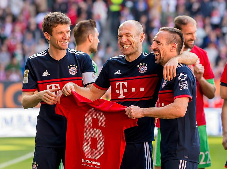 Der FC Bayern gewinnt seine 28. Deutsche Meisterschaft - und die Spieler zeigen sich in Feierlaune.