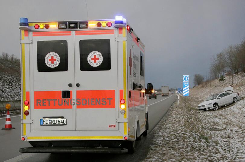 Ein Maserati ist auf der A94 ins Rutschen gekommen und in einen VW geschleudert.