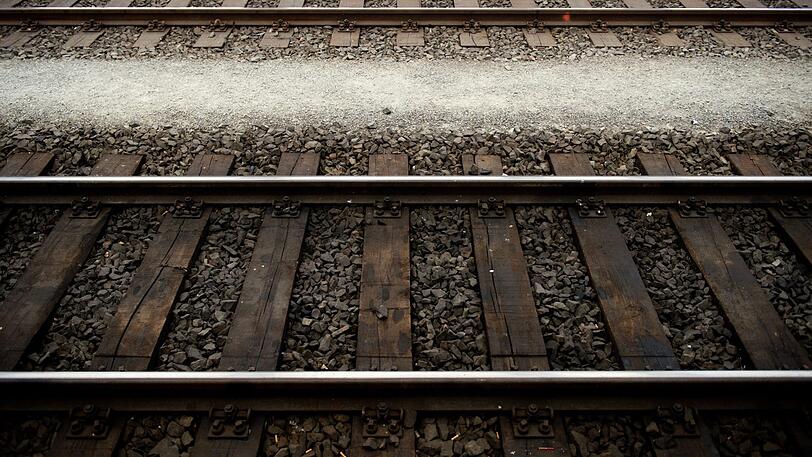 Ein Bub (4) ist in Sachsen-Anhalt von einem Intercity-Zug überrollt worden. (Symbolbild)