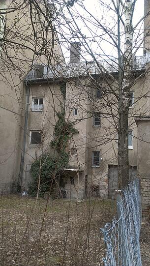 Die Rückseite des Abbruch-Hauses inklusive verwunschenem Innenhof.