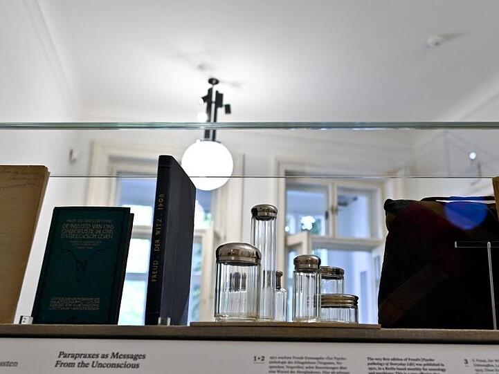 Bücher und Gebrauchsgegenstände in einem Regal.