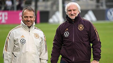 Bundestrainer Hansi Flick (l) und DFB-Sportdirektor Rudi Völler.