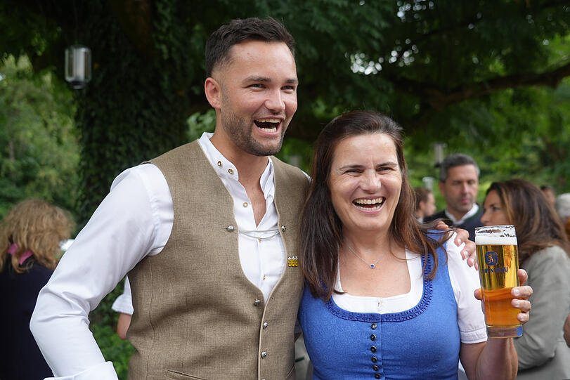 Die Gastgeber der Maßkrug-Präsentation: Steffi Spendler mit ihrem Sohn Lukas. Sie betreiben den Biergarten in der Hirschau am Englischen Garten und das Löwenbräu Festzelt auf der Wiesn.