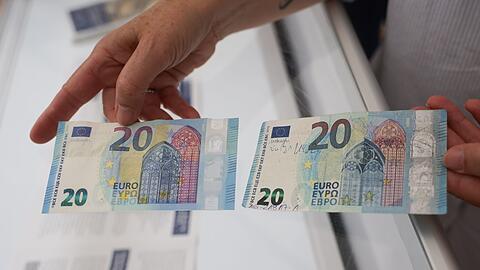 Wer genau hinschaut, kann leicht einen echten von einem gef&auml;lschten Schein unterscheiden. (Archivbild)