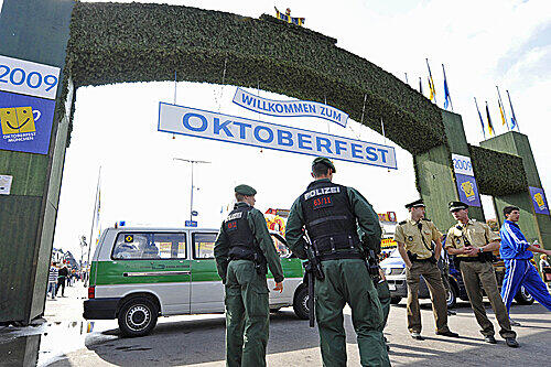 Tausende Menschen feiern ausgelassen im Bierzelt, keiner denkt an eine Bedrohung &ndash; doch in einem neuen Roman endet die Wiesn in einer Katastrophe.