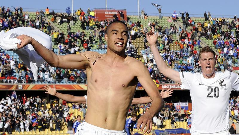Neuseelands Winston Reid (l) jubelt nach seinem Ausgleich oben ohne. Neuseelands Winston Reid (l) jubelt nach seinem Ausgleich oben ohne.