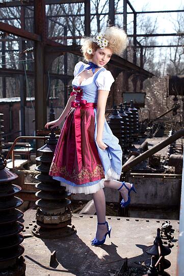 Karodirndl sind ein
Trend fürs Oktoberfest
2011. Dieses
Gewand hat der
Hersteller Alpenmädel
ersonnen.