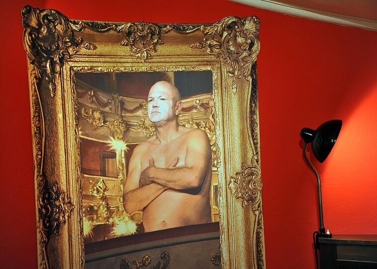 Herzkasplers Her und Hinrichtung: In seinem letzten Programm richtet Hube sein Alter Ego hin, weil es seine Unabhängigkeit verkauft hat. Der Kopf links wurde nach Hubes Gesicht aus Silikon gefertigt und ist jetzt in der Ausstellung &bdquo;Mein Kopf ist eine Bombe&ldquo; zu sehen.