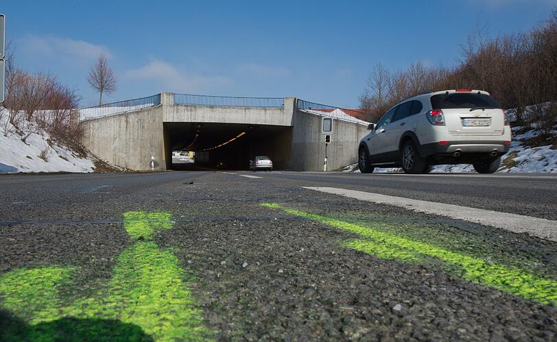 Farbmarkierungen führen über die Gegenfahrbahn zu der Stelle, an der sich der Pkw mit den vier jungen Männern überschlagen hat...