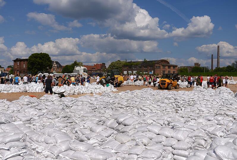 Sandsäcke türmen sich am 10.06.2013 in Wittenberge (Brandenburg) vor dem Elbdeich. Die Bewohner der Stadt kämpfen weiter gegen das Hochwasser.