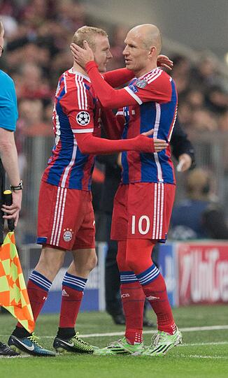 ARJEN ROBBEN: Statt auf dem rechten Flügel auf der Halbposition. Verpasste zweimal das 2:0 hauchdünn. Musste nach 18 Minuten wegen eines eingeklemmten Nervs runter. KEINE NOTE