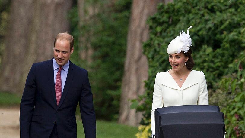 Kate und William haben am Sonntag ihre Tochter Charlotte in Norfolk taufen lassen. Auch der kleine Prinz George war mit dabei. Die Bilder. Kate und William haben am Sonntag ihre Tochter Charlotte in Norfolk taufen lassen. Auch der kleine Prinz George war mit dabei. Die Bilder.
