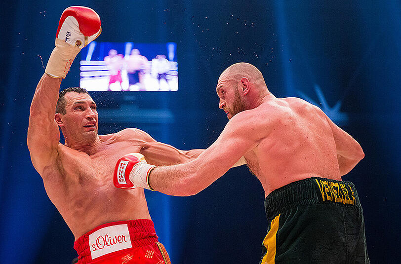 Wladimir Klitschko (links) und Tyson Fury im Hinkampf am 28. November 2015.