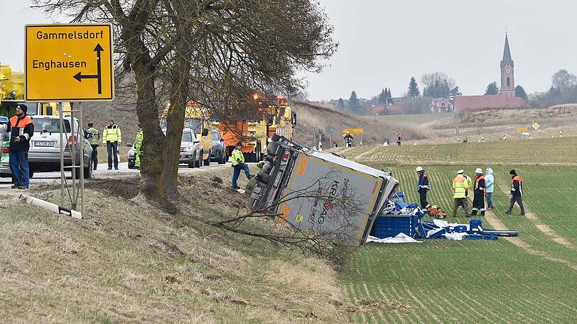 Bei Gammelsdorf ist am Dienstag ein 40-Tonner umgekippt.