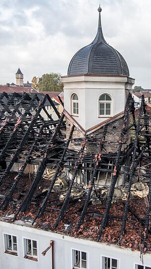 Völlig ausgebrannt ist der Dachstuhl des ehemaligen Jugendzentrums in Straubing.