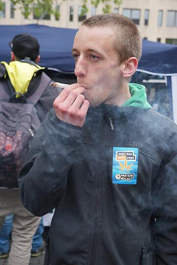 Etwa 200 Menschen demonstrieren am Sendlinger-Tor-Platz für die Legalisierung von Marihuana.