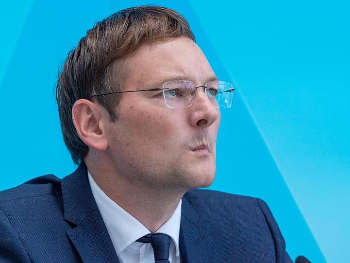 Hans Reichhart (CSU), Verkehrsminister von Bayern, nimmt an einer Pressekonferenz teil. Foto: Peter Kneffel/dpa/Archivbild