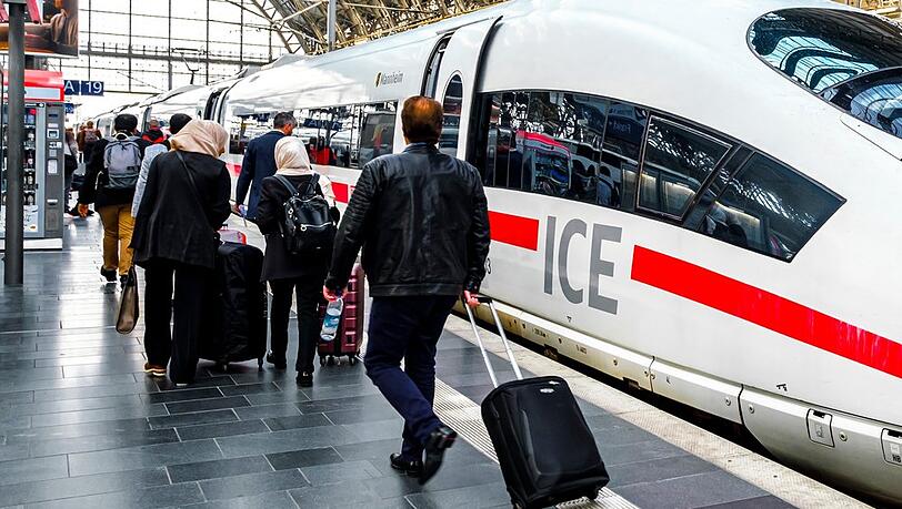 Im Fern- und Regionalverkehr stehen am Montag die Züge still.