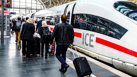 Im Fern- und Regionalverkehr stehen am Montag die Züge still.
