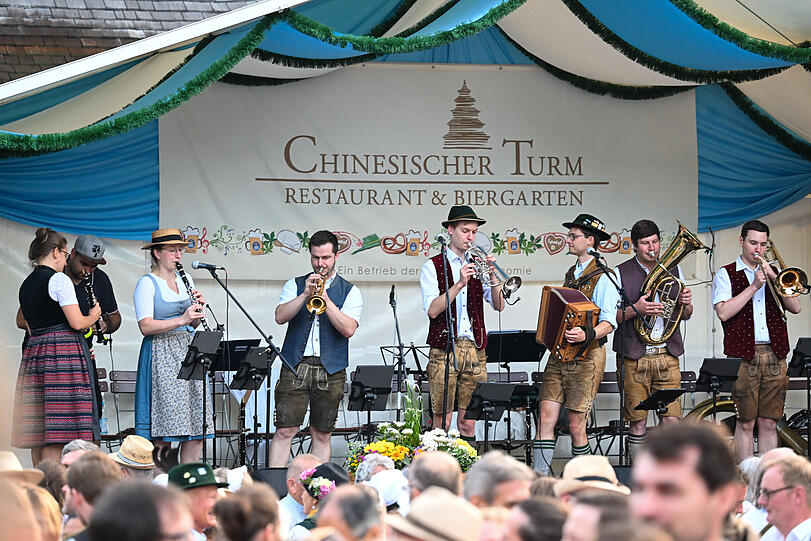Keine Musik aus der Dose. Beim Kocherlball im Englischen Garten wird live gespielt.
