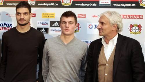 Bayer-Sportchef Rudi Völler (r.) präsentiert die Neuzugänge Toni Kroos (Mitte) und Angelos Charisteas. Bayer-Sportchef Rudi Völler (r.) präsentiert die Neuzugänge Toni Kroos (Mitte) und Angelos Charisteas.