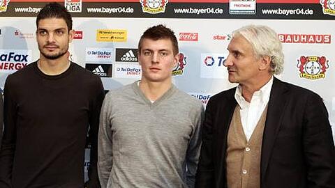 Bayer-Sportchef Rudi Völler (r.) präsentiert die Neuzugänge Toni Kroos (Mitte) und Angelos Charisteas.