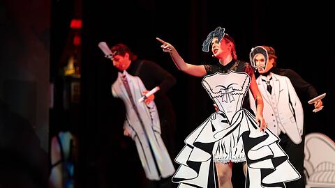 Kost&uuml;me als Laubs&auml;gearbeit: &bdquo;M&uuml;nchner Leben&ldquo; im Prinzregententheater