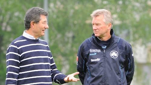 Sind sich offenbar nicht mehr so grün wie früher: Disput zwischen Präsident Helmut Hack (l.) und Trainer Benno Möhlmann. Es ging um die Einwechslung von Stephan Schröck. Sind sich offenbar nicht mehr so grün wie früher: Disput zwischen Präsident Helmut Hack (l.) und Trainer Benno Möhlmann. Es ging um die Einwechslung von Stephan Schröck.