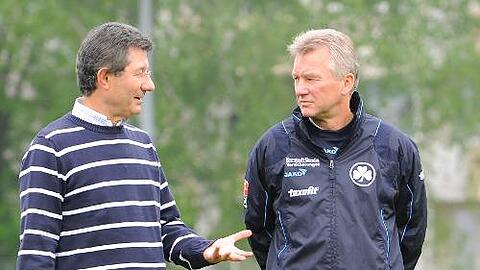 Sind sich offenbar nicht mehr so grün wie früher: Disput zwischen Präsident Helmut Hack (l.) und Trainer Benno Möhlmann. Es ging um die Einwechslung von Stephan Schröck.