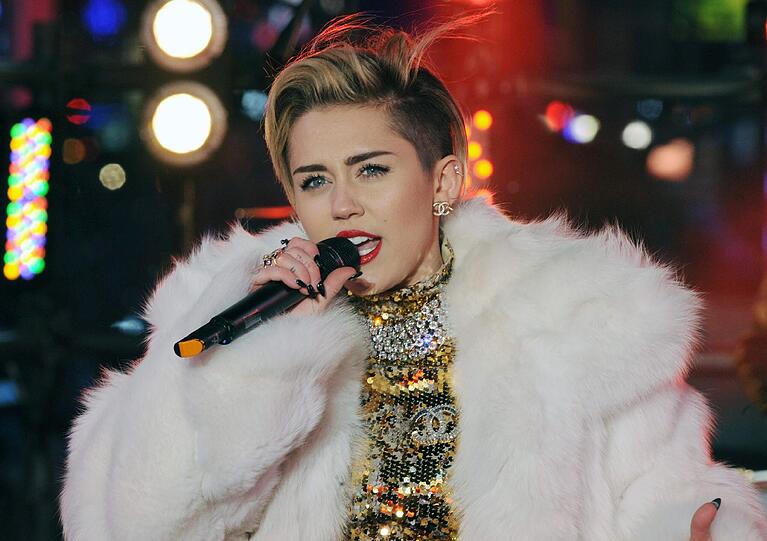Miley Cyrus läutet den Neujahrs-Countdown am Times Square auf ihre spezielle Art und Weise ein.