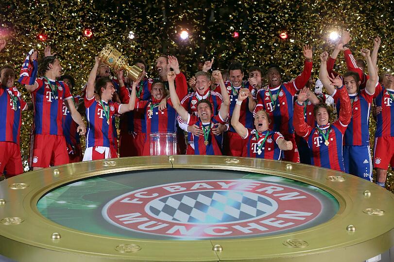 Die Bayern feiern mit dem Pott. Die schönsten Jubelbilder aus dem Berliner Olympiastadion.