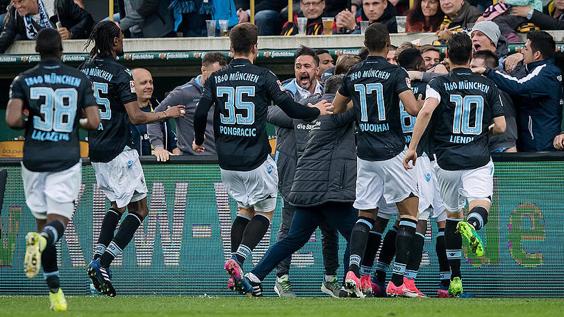 Die Mannschaft feiert mit Vitor Pereira den Auswärtssieg.