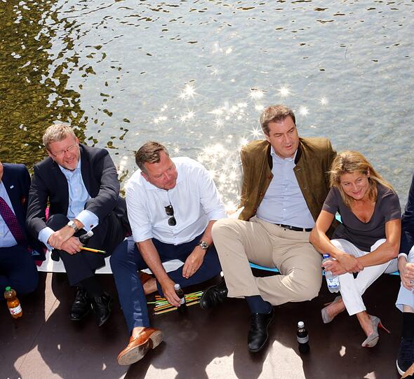 Richtig baden ist die CSU gar nicht gegangen. Hose, Hemd, mitunter auch die Jacke &ndash; all das blieb an der Isar am Dienstag brav an.
