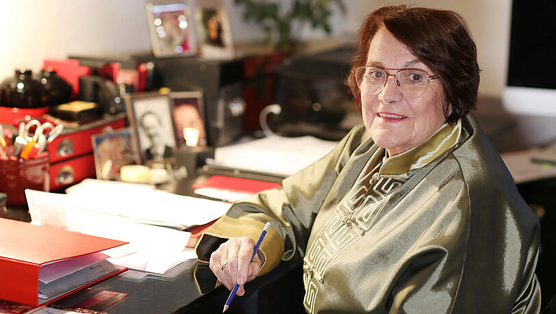 Edith von Welser-Ude an ihrem Schreibtisch.