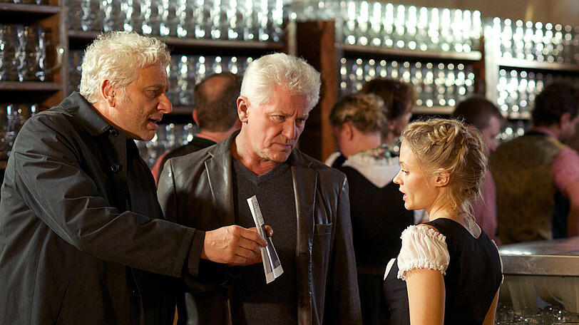 "Tatort: Die letzte Wiesn": Die Hauptkommissare Franz Leitmayr (Udo Wachtveitl) und Ivo Batic (Miroslav Nemec) befragen die Bedienung Ina (Mavie Hoerbiger)