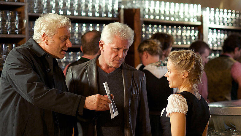 "Tatort: Die letzte Wiesn": Die Hauptkommissare Franz Leitmayr (Udo Wachtveitl) und Ivo Batic (Miroslav Nemec) befragen die Bedienung Ina (Mavie Hoerbiger) "Tatort: Die letzte Wiesn": Die Hauptkommissare Franz Leitmayr (Udo Wachtveitl) und Ivo Batic (Miroslav Nemec) befragen die Bedienung Ina (Mavie Hoerbiger)
