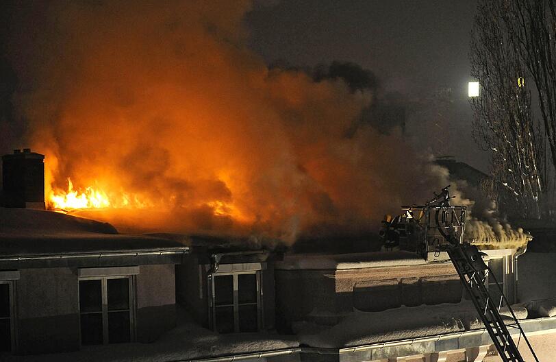 Feuer in der Silvesternacht in München: In der Wilhelmstraße war ein Dachstuhl in Brand geraten. Die Bilder von der Feuerwehr.