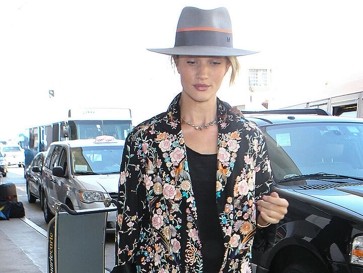 Rosie Huntington-Whiteley sieht auch noch nach einem langen Flug top aus - hier bei der Ankunft in Los Angeles