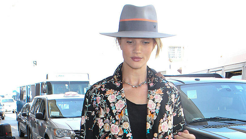 Rosie Huntington-Whiteley sieht auch noch nach einem langen Flug top aus - hier bei der Ankunft in Los Angeles Rosie Huntington-Whiteley sieht auch noch nach einem langen Flug top aus - hier bei der Ankunft in Los Angeles