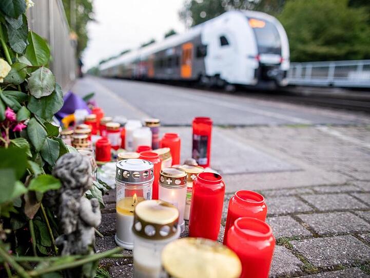 Blumen und Kerzen an Gleis eins des Bahnhofs von Voerde.
