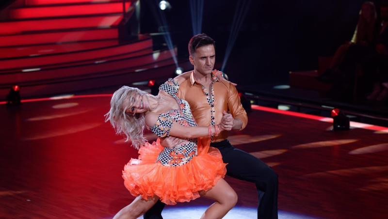 Comedian Özcan Cosar und Marta Arndt mussten am Freitagabend die Tanzshow "Let’s Dance" verlassen. Comedian Özcan Cosar und Marta Arndt mussten am Freitagabend die Tanzshow "Let’s Dance" verlassen.
